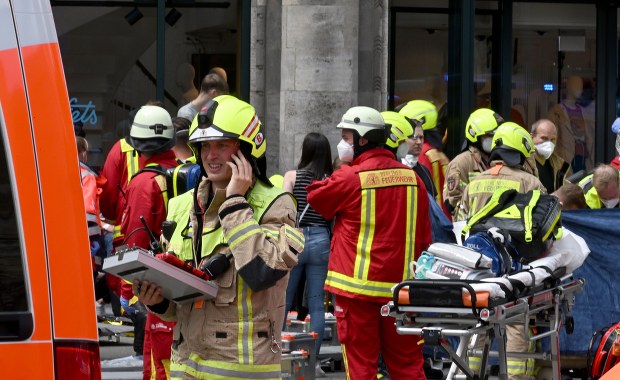 Rozpędzone auto wjechało w Berlinie w pieszych. Ranni uczniowie, nauczycielka zginęła