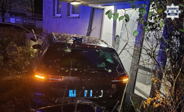 Rozpędzone auto z impetem wjechało w blok. To cud, że nikt nie zginął