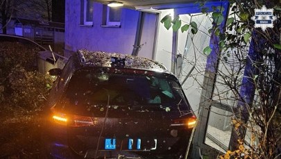 Rozpędzone auto z impetem wjechało w blok. To cud, że nikt nie zginął