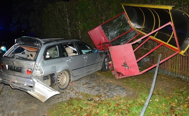 Rozpędzone bmw uderzyło w pieszego. Nastoletni kierowca zatrzymany po ucieczce