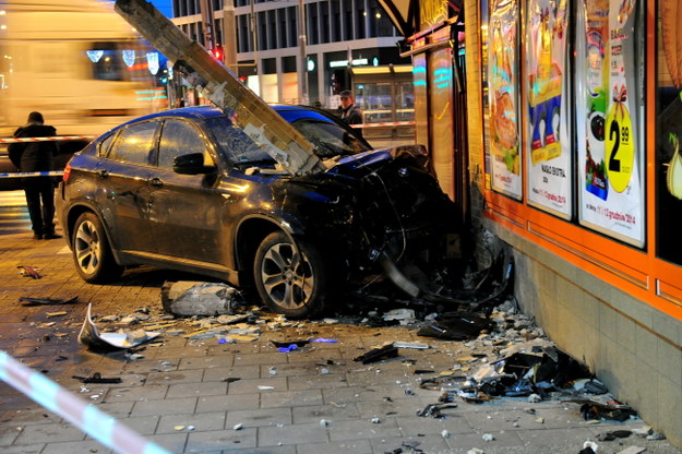 Rozpędzone BMW uderzyło w ścianę sklepu /Marcin Bielecki /PAP