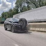 wypadek Rozpędzone koło przeleciało nad barierą. Zmiotło przód Nissana