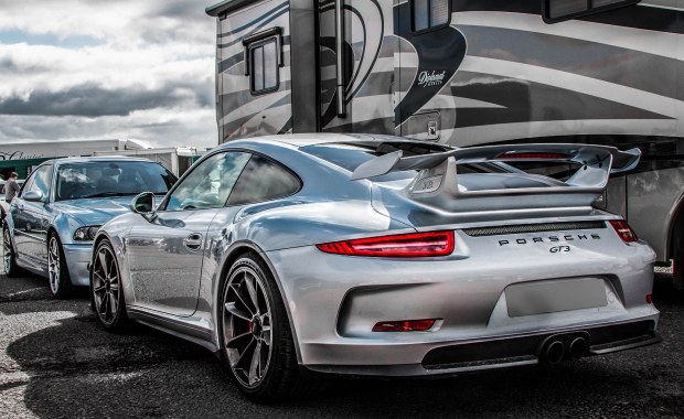 Rozpędzone porsche wjechało w przystanek w Gdańsku. Kierowca nadal poszukiwany