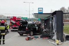 Rozpędzone terenowe bmw uderzyło w przystanek. Kierowca miał 3 promile