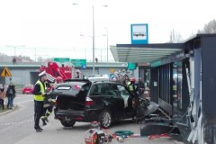 Rozpędzone terenowe bmw uderzyło w przystanek. Kierowca miał 3 promile