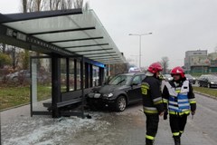 Rozpędzone terenowe bmw uderzyło w przystanek. Kierowca miał 3 promile