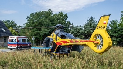 Rozpędzony bus uderzył w drzewo. LPR lądował na miejscu wypadku