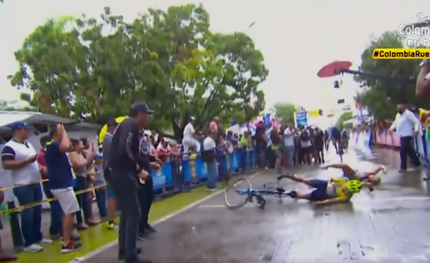 Rozpędzony kolarz minął metę i… wjechał we własną żonę. Drastyczne nagranie