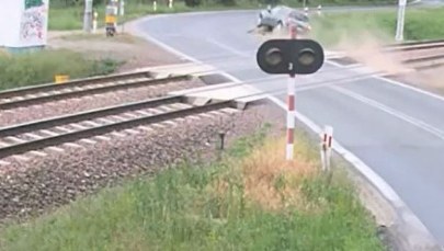 Rozpędzony samochód uderzył w semafor. Kierowca był pijany [FILM]   