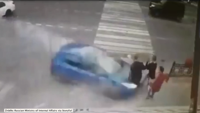 Rozpędzony samochód wjechał w trzech nastolatków. Wstrząsające nagranie