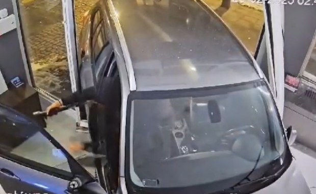 Rozpędzonym bmw wjechali do jubilera w Poznaniu. Złodzieje schwytani