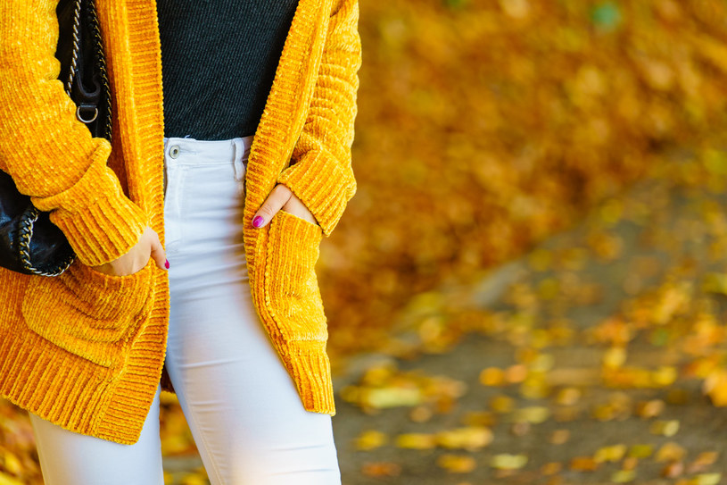 Rozpinane swetry są praktyczne. Te w żółtym, intensywnym kolorze tej zimy będą szczególnie modne /123RF/PICSEL