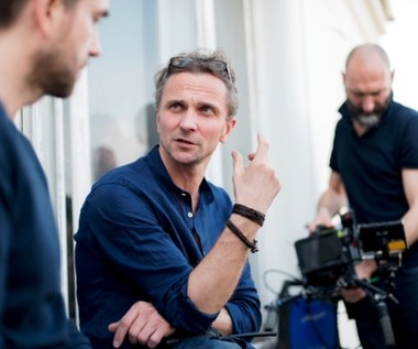 - Rozpisana na polską rzeczywistość historia kolejnego śledztwa Piotra to świetny materiał, by przyjrzeć się mechanizmom władzy, uwikłaniu ludzi oraz dynamice relacji między nimi. Pierwszy sezon "Paktu" był wydarzeniem na naszym rynku, z tym większą przyjemnością przyjąłem propozycję realizacji drugiego sezonu – mówi Leszek Dawid, reżyser serialu.