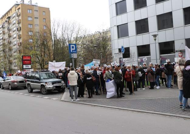 Rozpoczął się protest przed krakowskim urzędem marszałkowskim /Jacek Skóra /RMF FM