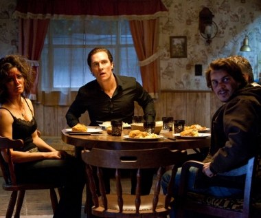 "Rozpocząłem nowy rozdział w swojej karierze. Odmówiłem wielu reżyserom, którzy widzieli mnie znowu w roli słodkiego amanta. Myślę, że Hollywood w końcu zrozumiało, że ja naprawdę nie chcę brać udziału w takich produkcjach" - McConaughey przekonywał w 2012 roku, że ma już dość występów w komediach romantycznych. 

W obrazie "Zabójczy Joe" zagrał płatnego mordercę zatrudnionego przez dilera narkotyków, by zabił jego matkę. Gwiazdor przyznał, że scenariusz był ciężki do strawienia i dlatego na początku odrzucił propozycję zagrania tytułowej roli. 

"Kiedy po raz pierwszy wszystko go przeczytałem, pomyślałem sobie, że nie chcę mieć z tym nic wspólnego. Aż czułem obrzydzenie i poszedłem od razu pod prysznic - wyznał. "Później wziąłem scenariusz jeszcze raz do ręki i nagle poczułem, że to jest właśnie to. To było to, czego szukałem. W końcu aktorstwo jest jak rodeo. Trzeba dać się ponieść" - ocenił McConaughey.