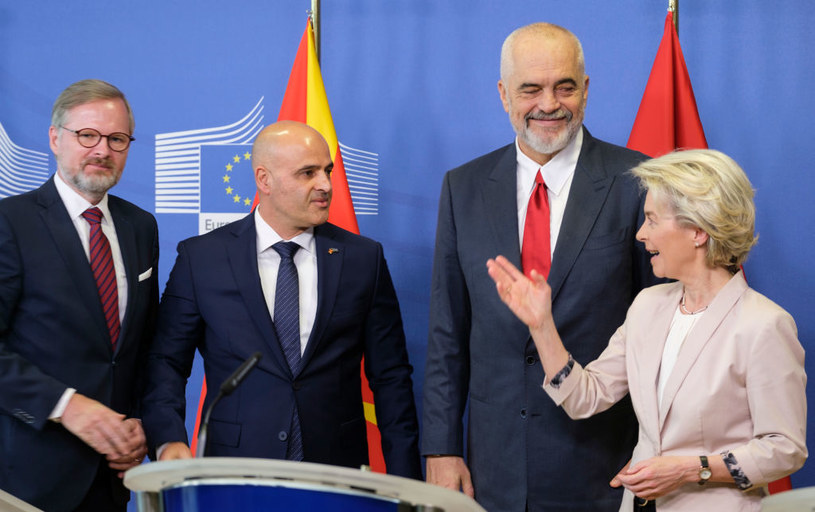 Rozpoczęcie rozmów akcesyjnych Albanii oraz Macedonii Północnej z UE. Od lewej premier Czech Petr Fiala, premier Macedonii Płn. Dimitar Kowaczewski, premier Albanii Edi Rama, szefowa KE Ursula von der Leyen / Thierry Monasse / Contributor /Getty Images