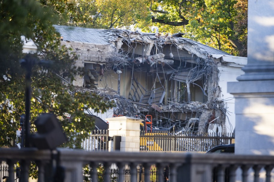 Rozpoczęła się rozbiórka wschodniego skrzydła Białego Domu /	JIM LO SCALZO   /PAP/EPA