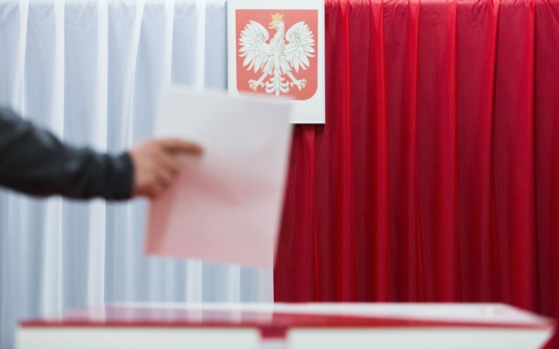 Rozpoczęło się głosowanie w przedterminowych wyborach prezydenta Gdańska /Andrzej Hulimka  /Reporter