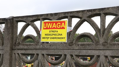 Rozpoczęło się zasypywanie zapadliska na cmentarzu w Trzebini