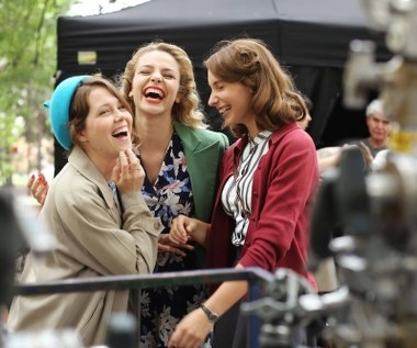 Rozpoczęły się zdjęcia do nowego serialu TVP "Morowe panny". Jego akcja rozgrywa się w Polsce w 1941 roku, a zdjęcia odbywają się m.in na terenie Politechniki Warszawskiej.

W główne role wcielą się Marta Mazurek (znana m.in z "Córek Dansingu"), Vanessa Aleksander i Aleksandra Pisula. Nie zagrają żołnierek ani sanitariuszek - będą działać w konspiracji.

 

 