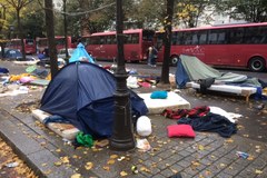 Rozpoczęto ewakuację dzikiego obozowiska migrantów w Paryżu