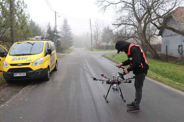 Rozpoczęto kontrole powietrza specjalnym dronem, który dzięki temu, że bada jakość powietrza pomaga wykryć przypadki łamania zakazu /Józef Polewka /RMF FM