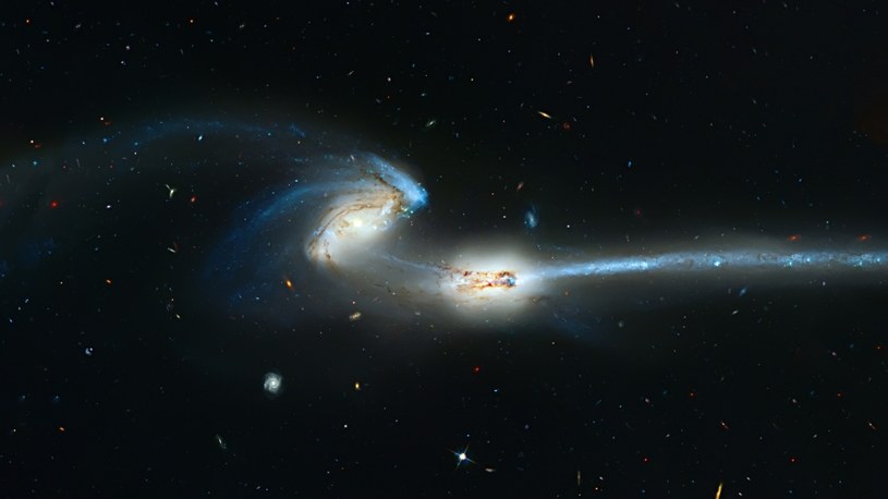 Rozpoznanie łączących się galaktyk wcale nie jest takie proste /123RF/PICSEL