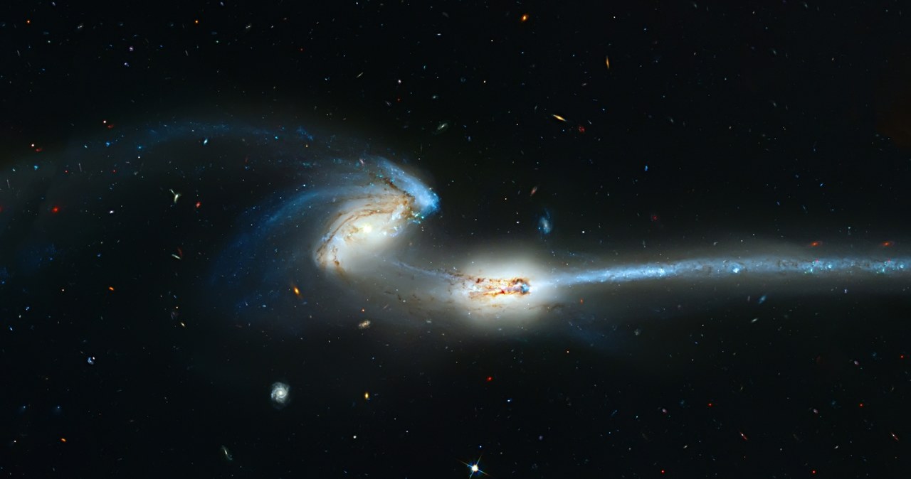 Rozpoznanie łączących się galaktyk wcale nie jest takie proste /123RF/PICSEL