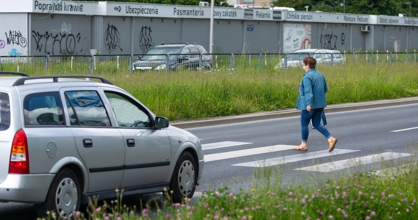 Rozsądny kierowca poczeka aż pieszy całkowicie opuści przejście, zanim zdecyduje się ruszyć / Arkadiusz Ziolek /East News