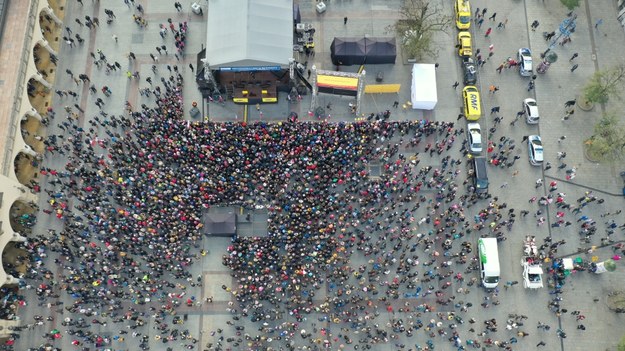 Rozśpiewany tłum na Rynku Głównym w Krakowie /Jacek Skóra /RMF FM