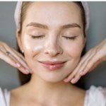 Rozświetl cerę w 60 sekund codziennym masażem olejkiem z dzikiej róży