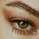 Rozświetl spojrzenie beżową kredką i brązem w załamaniu. Wystarczy 5 minut, aby zacząć wyglądać świeżo