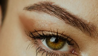 Rozświetl spojrzenie beżową kredką i brązem w załamaniu. Wystarczy 5 minut, aby zacząć wyglądać świeżo