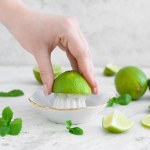 Rozświetlająca maseczka z limonki. Nałóż na twarz i pozbądź się zaskórników