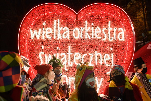 Rozświetlone serce Wielkiej Orkiestry Świątecznej Pomocy przy ulicy Wały Jagiellońskie w Gdańsku / 	Adam Warżawa    /PAP
