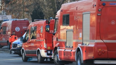 Rozszczelniła się cysterna z gazem. Stoi na parkingu poza zabudowaniami