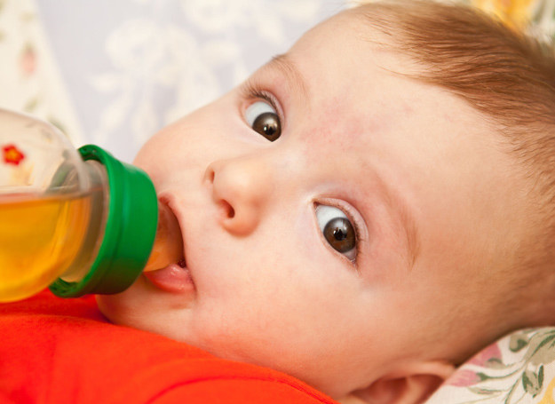 Rozszerzanie menu niemowlęcia nie musi wiązać się z przerwaniem karmienia. /123RF/PICSEL