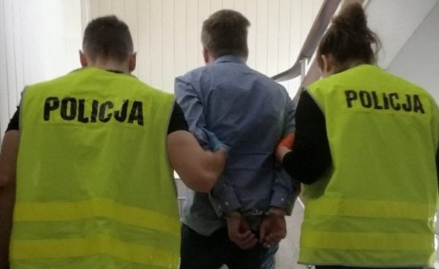 Roztaczał wizję awansu i kariery w banku. W zamian chciał pieniędzy