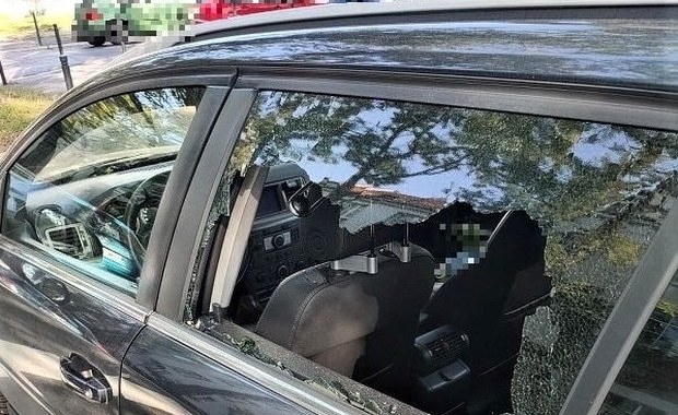 Roztargniona mama zatrzasnęła w aucie kluczyki i… dziecko 