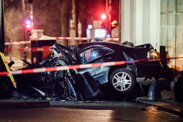 Roztrzaskany o Bramę Brandenburską czarny mercedes na polskich tablicach rejestracyjnych /Clemens Bilan /PAP/EPA