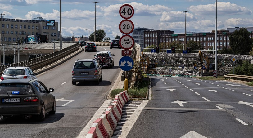 Rozwidlenie dróg też wpływa na ograniczenia prędkości /Krzysztof Kaniewski /Reporter