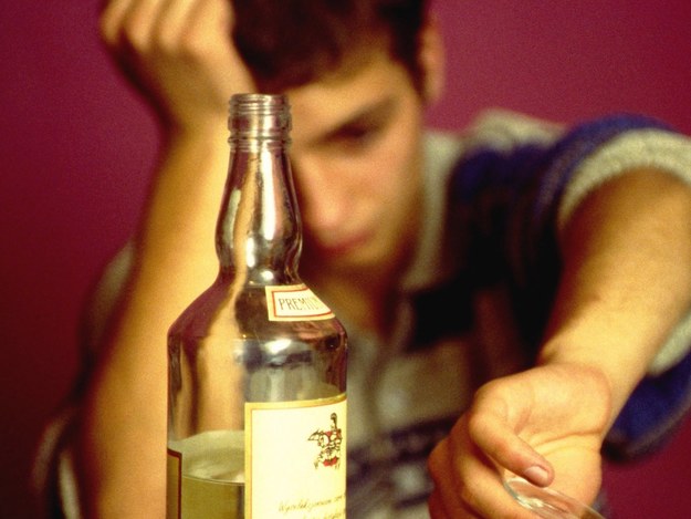 Rozwijający się mózg nastolatków nie jest w stanie stworzyć skutecznych mechanizmów obrony przed alkoholizmem /Maciej Czajkowski /PAP