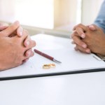 rozwód Rozwód a pieniądze od państwa. Które świadczenia zostają, a które wygasają?
