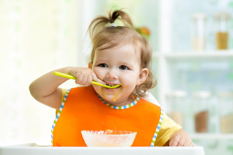 Rozwój dziecka zależy w dużym stopniu od żywienia /123RF/PICSEL