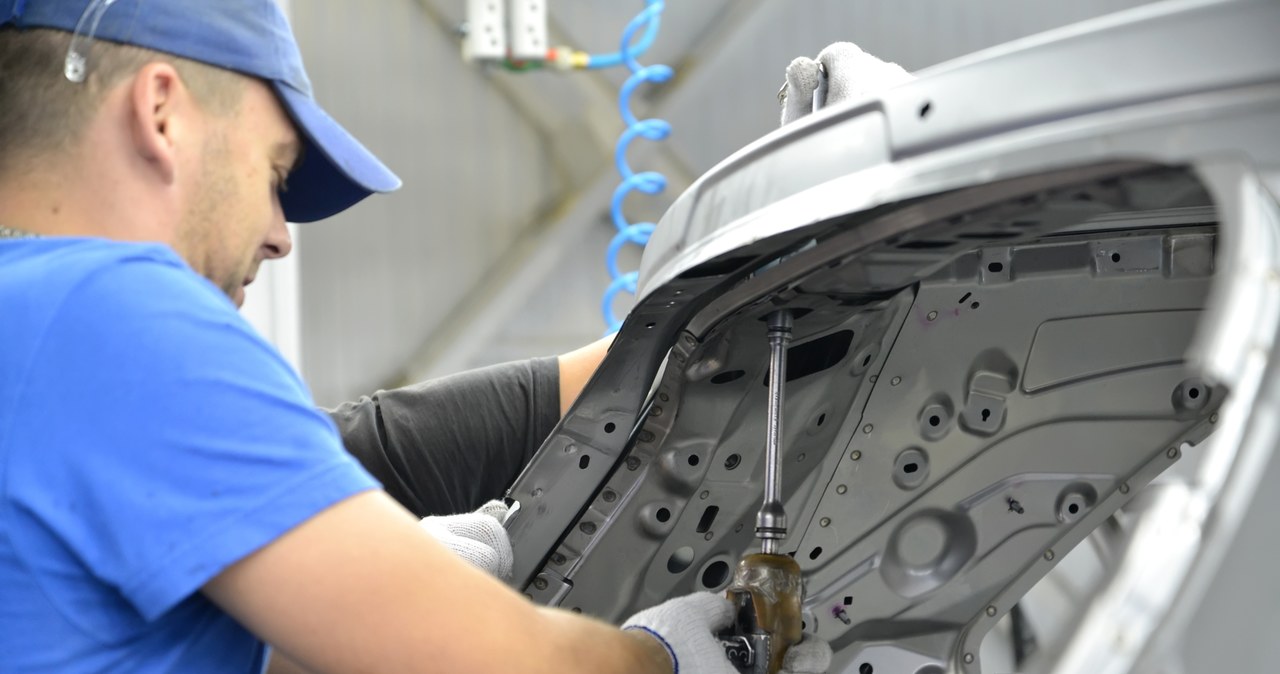 Rozwój elektromobilności zmniejszy zatrudnienie w tradycyjnym przemyśle motoryzacyjnym /123RF/PICSEL
