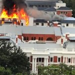 RPA: W budynku parlamentu wybuchł pożar. Zawaliła się część dachu