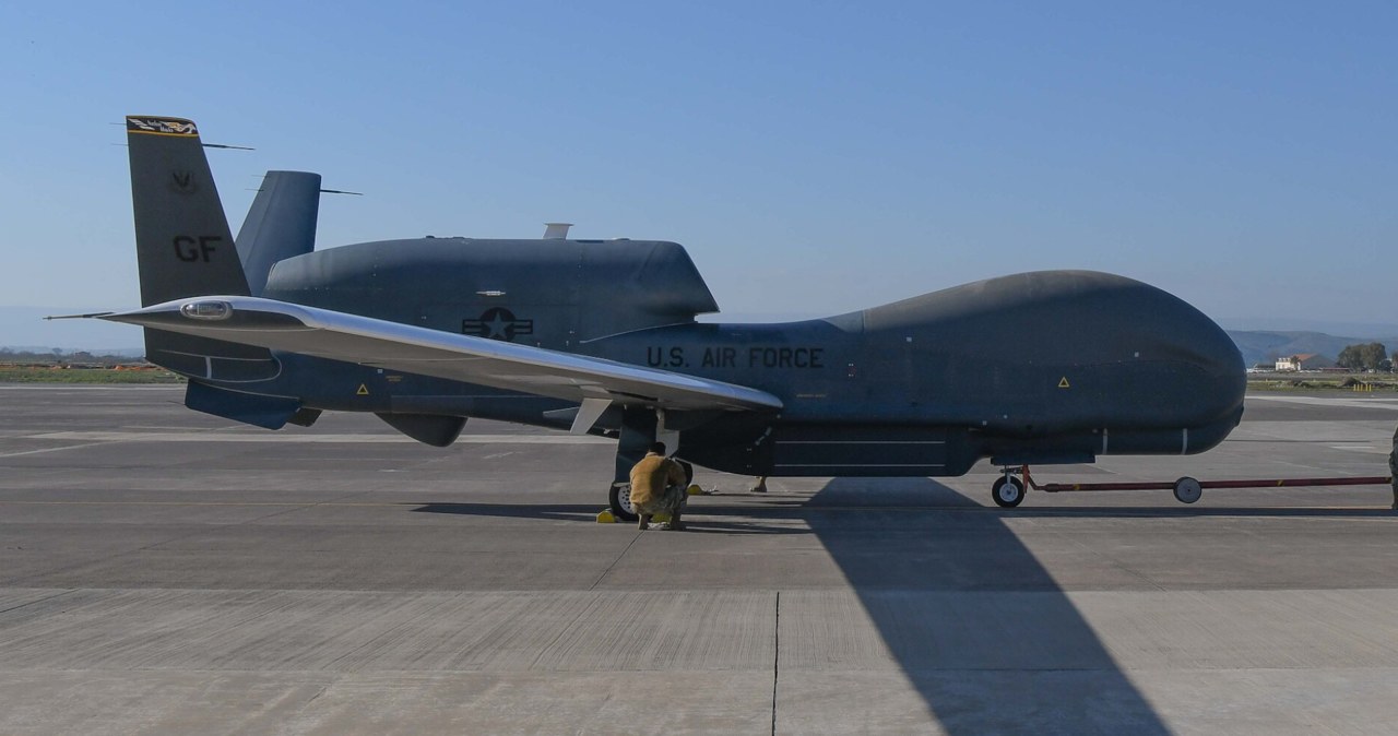 RQ-4B Global Hawk w bazie wojskowej Sigonella /US Air Force | Senior Airman Ashley Richards /Wikimedia