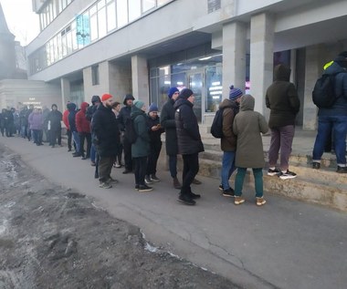 Rubel tonie, kolejki przed bankomatami