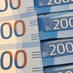 Rubel tonie. Kursy walut niestabilne, EUR/PLN blisko 4,55, frank i dolar drożeją