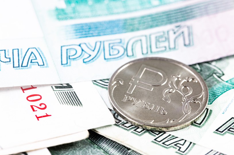 Rubel w tarapatach, dolar wciąż kosztuje powyżej 100 rubli /123RF/PICSEL